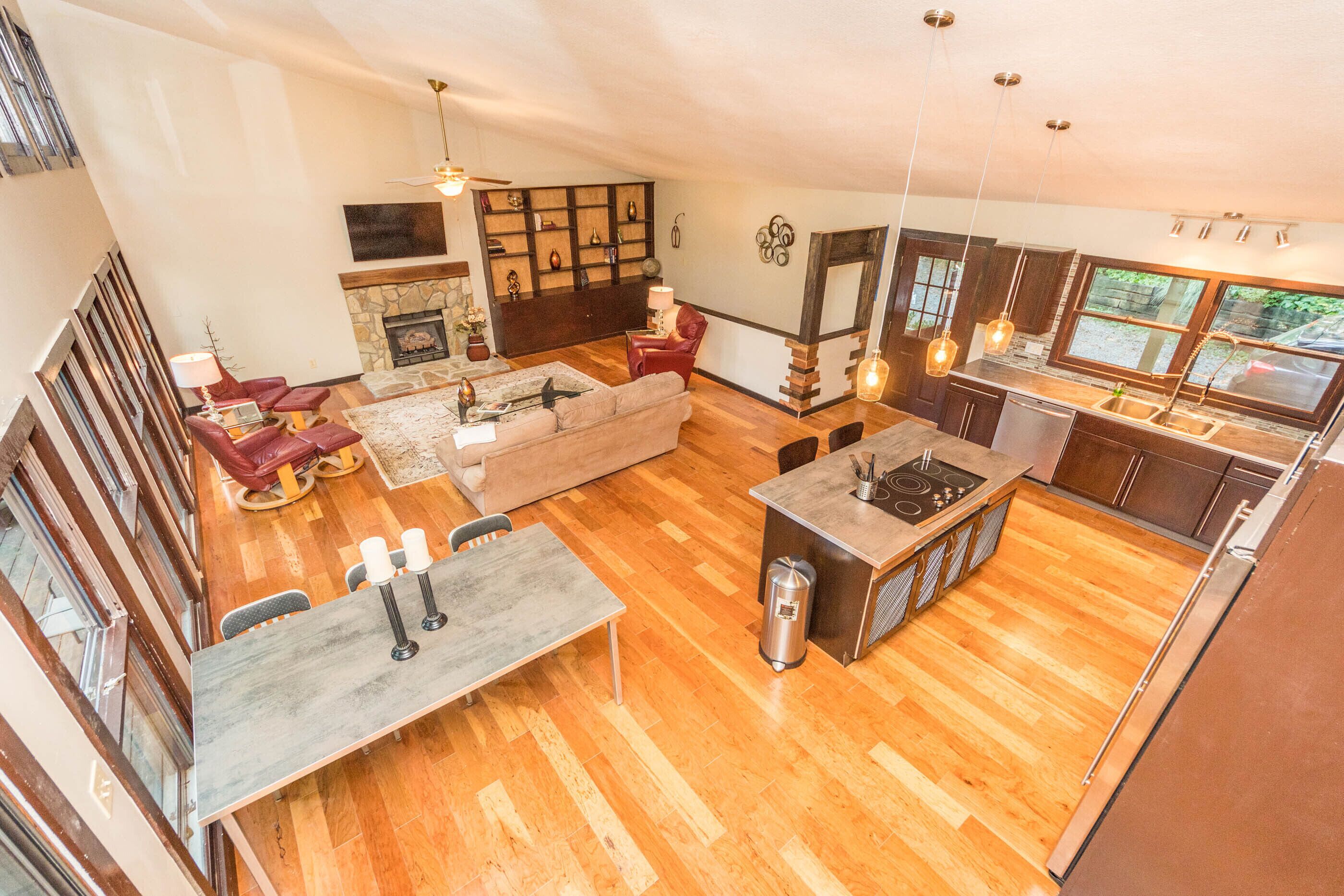 Spacious, Newly Renovated, Lake Junaluska Home surrounded by woods; pet friendly
