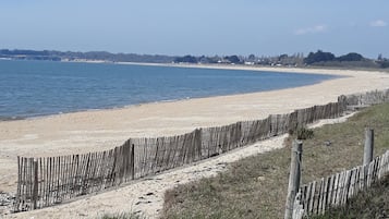 Nära stranden och solstolar