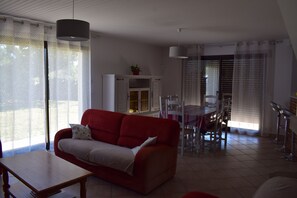 Fernseher, Kamin, DVD-Player, Bücher