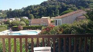 A residential area with a swimming pool surrounded by greenery and houses. - Résidence Provençale 2 Rooms Swimming pool Parking WIFI 2 kms Sea Villeneuve Loubet  (Villeneuve-Loubet)