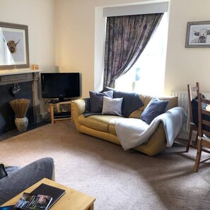 Departamento, 3 habitaciones | Sala de estar | Televisión LCD, consola de videojuegos, juguetes y libros 