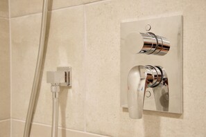 Bathroom shower - Standard Apartment by Hi5 - Gellert Spa Area (Budapest)