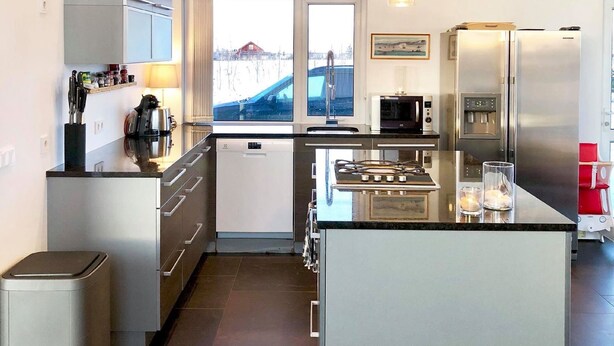 Villa, 3 habitaciones | Cocina privada | Cafetera y tetera, refrigerador con congelador, microondas y horno 