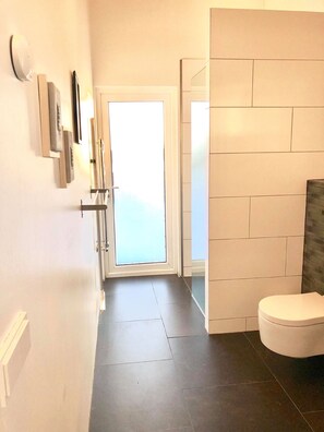 Villa, 3 chambres | Salle de bain | Douche, sèche-cheveux, serviettes fournies, papier toilette
