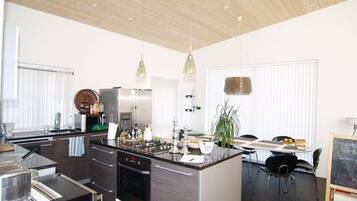 Full-sized fridge, microwave, oven, stovetop