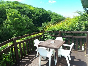 Outdoor dining - Parada Cottage@Mineshop Holiday Cottages, a woodland stroll to Crackington Haven (Bude)