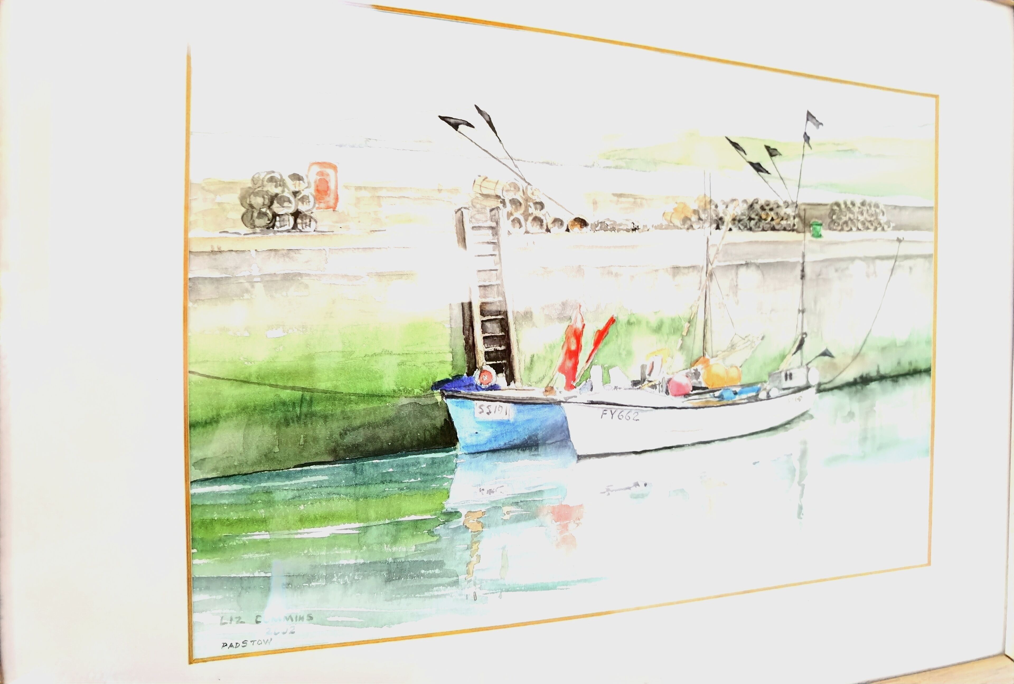 Ein Aquarellgemälde einer Hafenansicht mit Booten, einer Brücke und einem Gebäude.