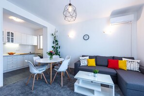 Standard Apartment, 3 Bedrooms, Balcony