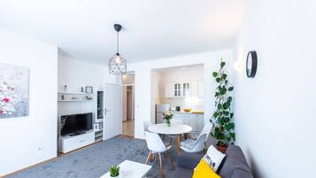 Leilighet – standard, 3 soverom, balkong | 3 soverom, strykejern/-brett, wi-fi (inkludert) og sengetøy