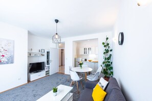 Departamento estándar, 3 habitaciones, balcón | 3 habitaciones, tabla de planchar con plancha y wifi gratis 