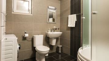 Standard Apartment, 3 Bedrooms, Balcony, Sea View | Bathroom | Shower, hair dryer, towels