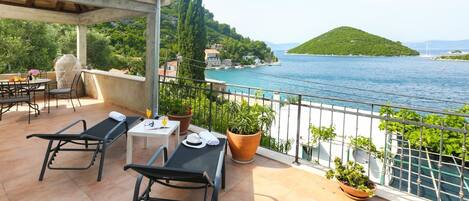 Standard-Apartment, 3 Schlafzimmer, Balkon, Meerblick | 3 Schlafzimmer, Bügeleisen/Bügelbrett, kostenloses WLAN, Bettwäsche