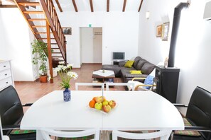 Appartamento Standard, 3 camere da letto, balcone, vista mare | 3 camere, ferro/asse da stiro, Wi-Fi gratuito, lenzuola