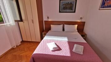 Leilighet – standard, 1 soverom, terrasse | 1 soverom, lydisolert, strykejern/-brett og wi-fi (inkludert)