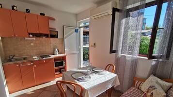 Leilighet – standard, 1 soverom, terrasse | Eget kjøkken | Kjøleskap, mikrobølgeovn, espressomaskin og vannkoker