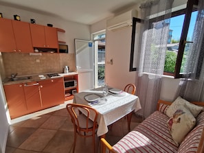 Appartement Standard, 1 chambre, terrasse | Cuisine privée | Réfrigérateur, micro-ondes, machine à expresso, bouilloire électrique