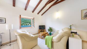 Standardlejlighed - 2 soveværelser - terrasse - havudsigt | Opholdsområde | Fladskærms-tv