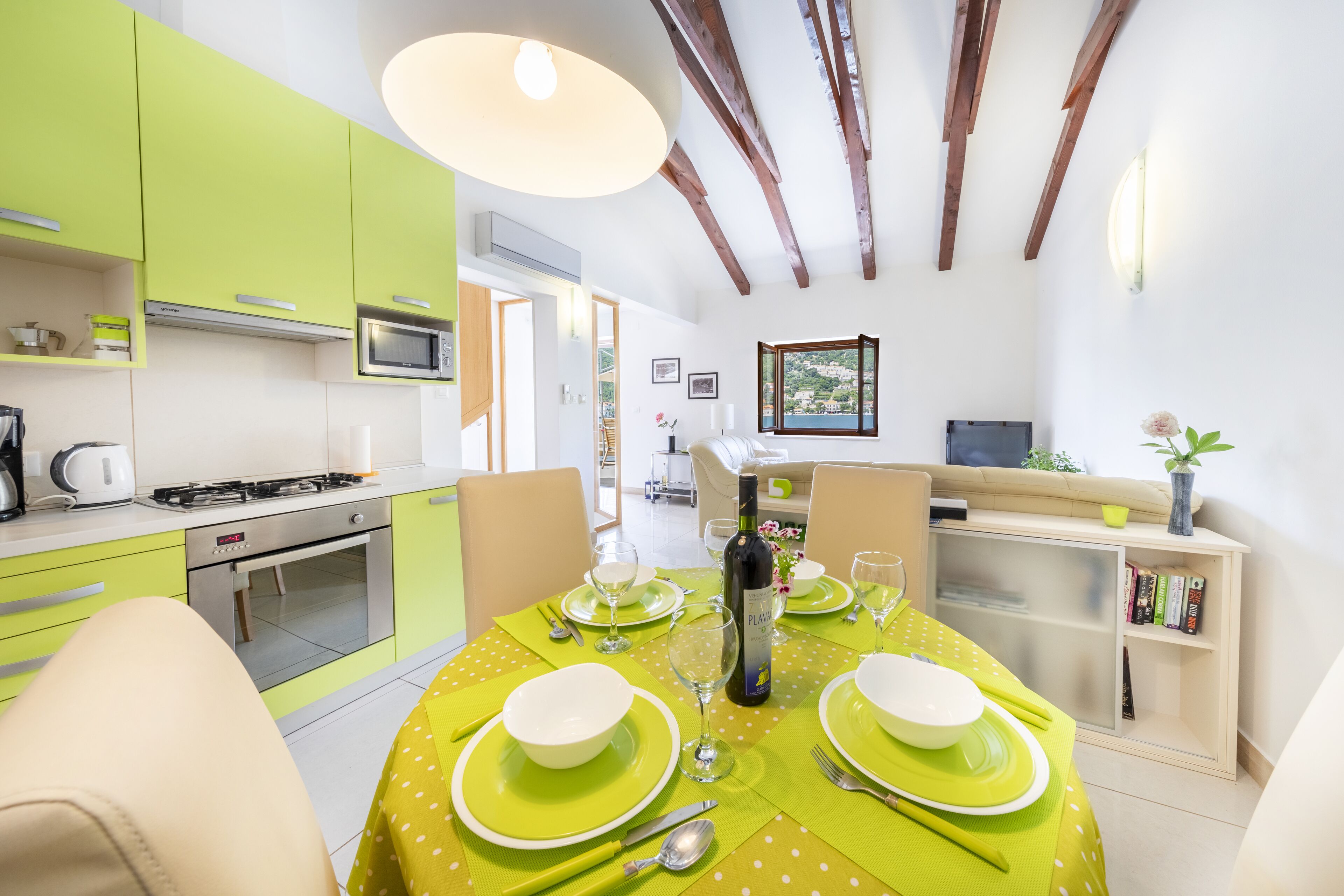 Standard-Apartment, 2 Schlafzimmer, Terrasse, Meerblick | Eigene Küche | Kühlschrank, Mikrowelle, Wasserkocher mit Kaffee-/Teezubehör