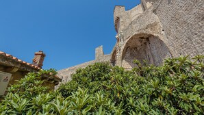 A historic stone building with a large arched entrance and a tiled roof. - Dominium Old City Suite (Dubrovnik)