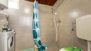 Departamento estándar, 1 habitación, Terraza | Baño | Regadera, secadora de cabello, toallas