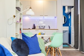 Standaard studio, 2 eenpersoonsbedden, terras | Woonruimte | Televisie