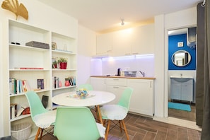 Standard Studio, 2 Single Beds, Terrace | In-room dining