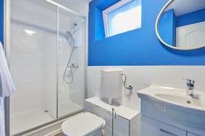 Standard Studio, 2 Single Beds, Terrace | Bathroom