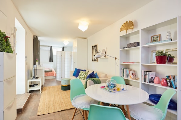 Standard Studio, 2 Single Beds, Terrace | Interior