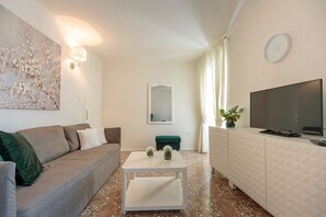 Traditional House, 4 Bedrooms, Balcony