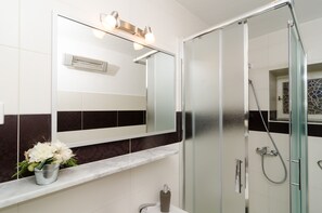 Traditional House, 4 Bedrooms, Balcony | Bathroom