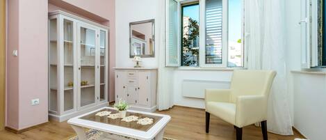 Apartamento standard, 1 quarto, terraço | Sala de estar | TV