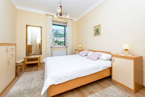 Apartamento standard, 1 quarto, terraço | 1 quarto, ferros/tábuas de passar roupa, berço de viagem