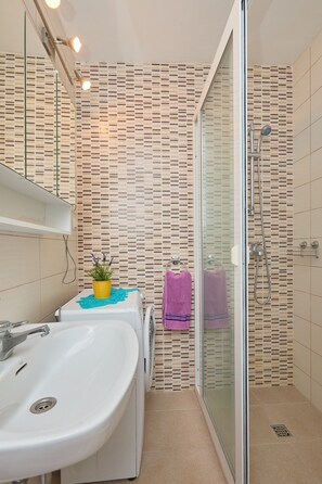 Huis, 3 slaapkamers, terras, uitzicht op zee | Badkamer | Een douche, een haardroger, handdoeken