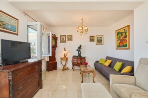 Casa, 3 camere da letto, terrazzo, vista mare | Area soggiorno | TV