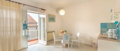 Standard Apartment, 2 Bedrooms, Balcony | Living room