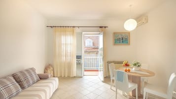 Standard Apartment, 2 Bedrooms, Balcony | Living room