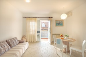 Appartement Standard, 2 chambres, balcon | Salle de séjour | Télévision