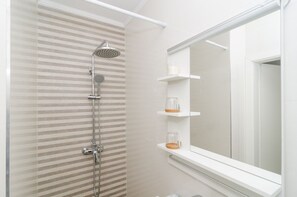 Departamento estándar, 1 habitación | Regadera en el baño