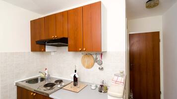 Studio, 1 Double Bed, City View | Private kitchen | Fridge, stovetop, cookware/dishes/utensils