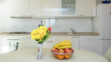 Casa, 3 quartos, terraço, vista para o mar | Cozinha privada | Geladeira grande, micro-ondas, fogão, cooktop