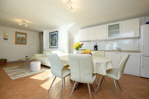 Maison, 3 chambres, terrasse, vue sur la mer | Cuisine privée | Réfrigérateur grande capacité avec congélateur, four à micro-ondes