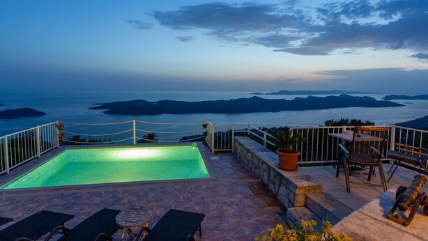 Ein Pool auf dem Dach mit Blick auf das Meer und die Inseln.