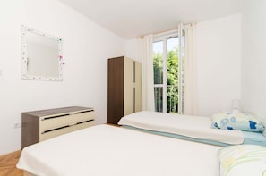 Appartement Standard, 2 chambres, balcon | 2 chambres, fer et planche à repasser, Wi-Fi gratuit, draps fournis