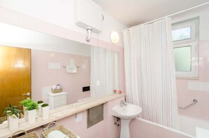 Standard-Apartment, 2 Schlafzimmer, Balkon | Badezimmer