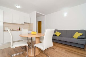 Apartamento standard, 2 quartos, sacada | Área de estar