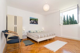 Apartamento standard, 2 quartos, sacada | 2 quartos, ferros/tábuas de passar roupa, Wi-Fi de cortesia