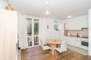 Apartamento standard, 2 quartos, sacada | Área de estar | TV de tela plana