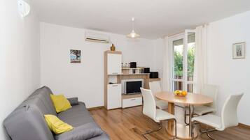 Standard Apartment, 2 Bedrooms, Balcony | Living room