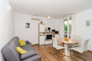 Apartamento standard, 2 quartos, sacada | Sala de estar | TV de tela plana
