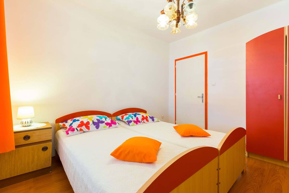 Free WiFi, bed sheets